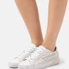 Diesel Mujer S-LEROJI LOW W - Zapatillas - Off-white 2 Diesel Mujer S-LEROJI LOW W - Zapatillas - Off-white -Ritmo Diesel Tienda 0e86066f9f8e40dc871039e7fad1dabb