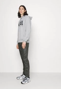 Diesel Hombre D-STRUKT-A-SP2 - Vaqueros Slim Fit - Olive -Ritmo Diesel Tienda 14f87bf78fea4375bb73098c60060451