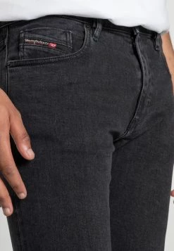 Diesel Hombre Vaqueros Rectos - 09a14 02 -Ritmo Diesel Tienda 167b4eed224b448292132387df3ca010