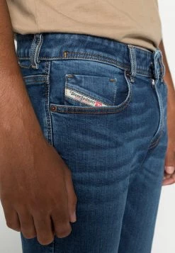 Diesel Hombre LIBRARY SLEENKER - Vaqueros Slim Fit - Blue Denim -Ritmo Diesel Tienda 2e13ec635e70493194e92dd9824d8cfa
