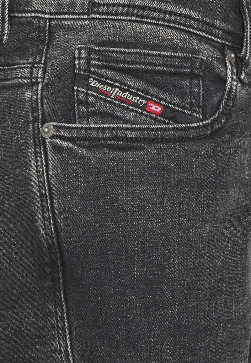 Diesel Hombre LIBRARY AMNY - Vaqueros Pitillo - 09C22 02 5 Diesel Hombre LIBRARY AMNY - Vaqueros Pitillo - 09C22 02 - Imagen 3