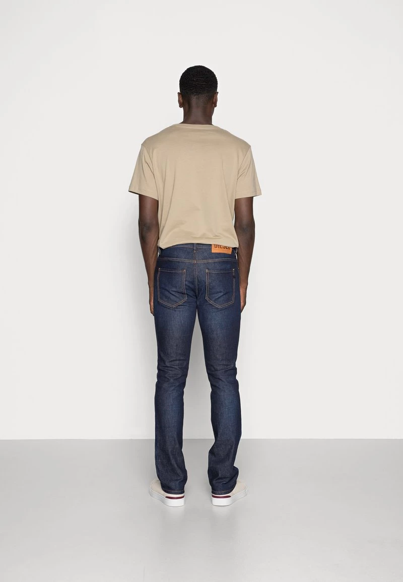 Diesel Hombre D-VOCS - Vaqueros Rectos - Dark Blue Denim 5 Diesel Hombre D-VOCS - Vaqueros Rectos - Dark Blue Denim - Imagen 3