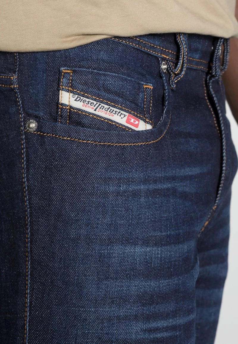 Diesel Hombre D-VOCS - Vaqueros Rectos - Dark Blue Denim 7 Diesel Hombre D-VOCS - Vaqueros Rectos - Dark Blue Denim - Imagen 5