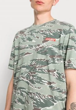 Diesel Unisexo JUST UNISEX - Camiseta Estampada - Green 11 Diesel Unisexo JUST UNISEX - Camiseta Estampada - Green -Ritmo Diesel Tienda ea2c3e594815430ab7269b6fdeaa3a5f